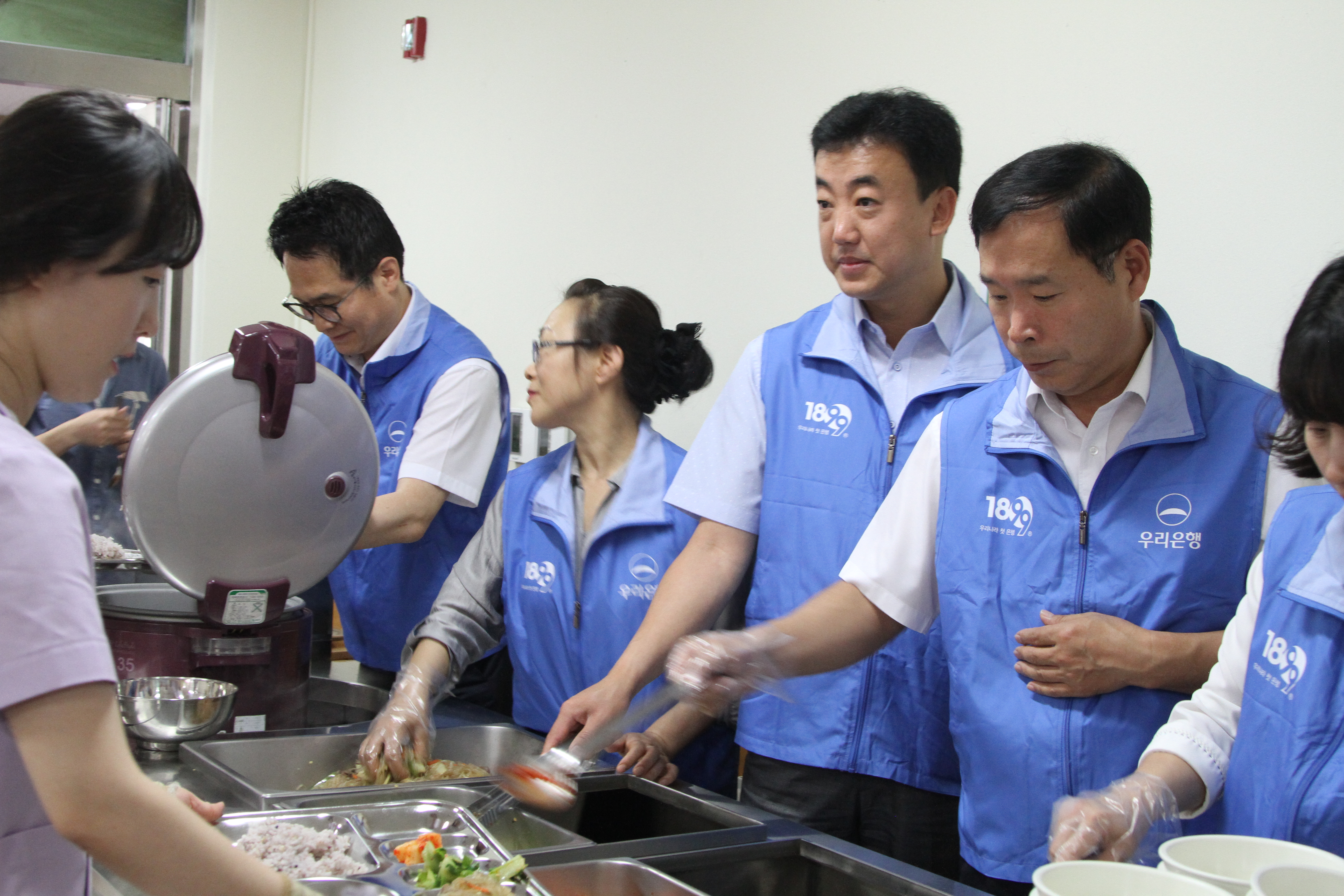 우리은행 용산영업본부 배식봉사 진행