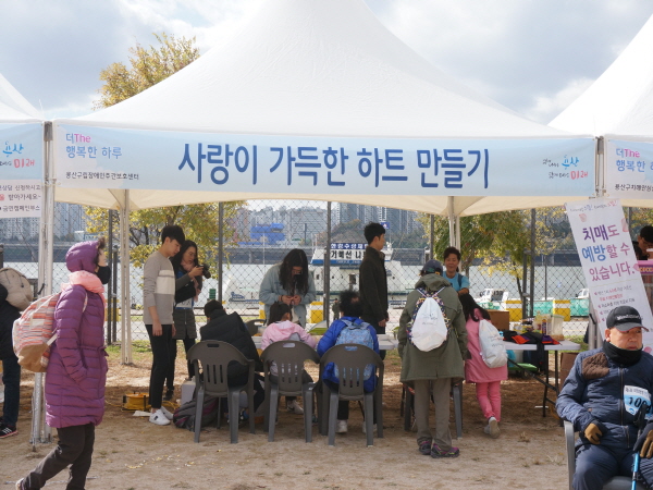 용산주간보호센터의 문화체험 부스 운영 모습