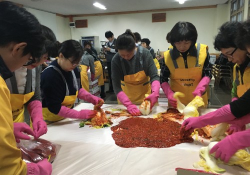 이마트 용산점과 함께하는 2015 용산구 취약계층 지원을 위한 김장나눔 행사 실시